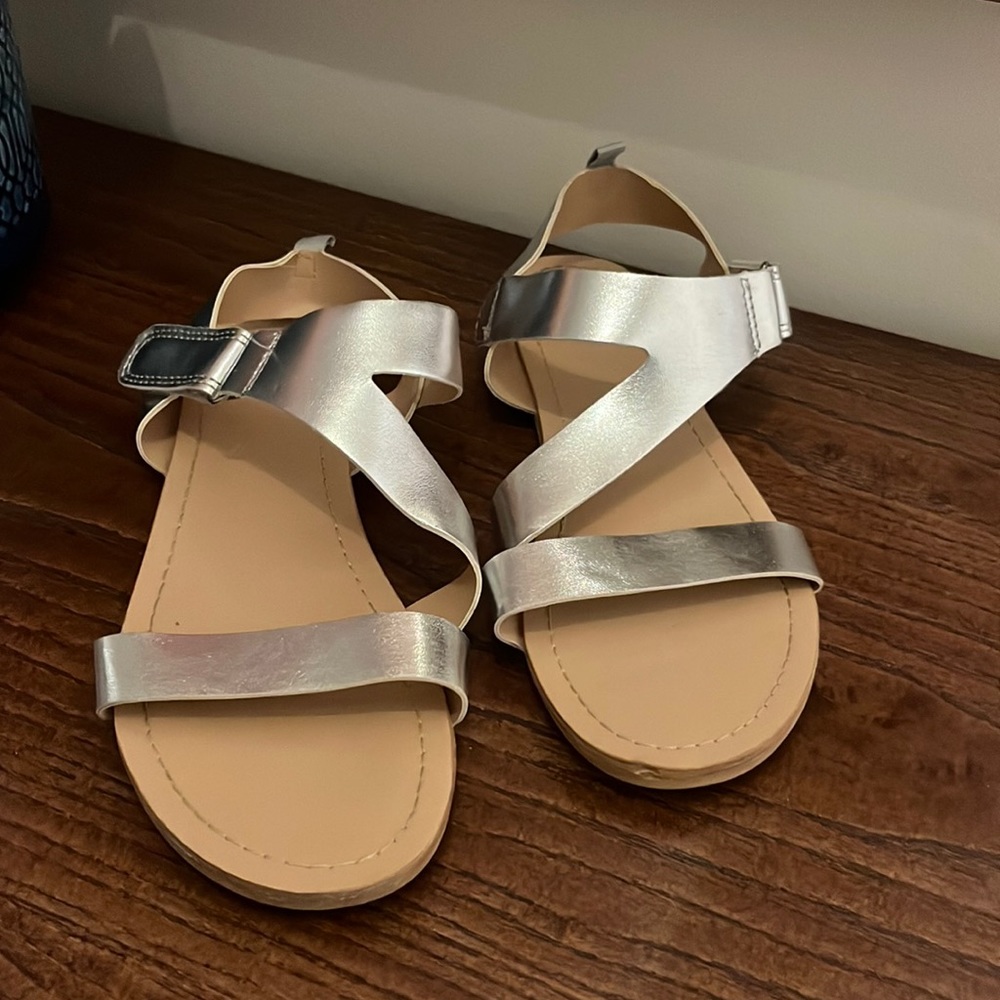 Preloved H&M Silver Metallic Sandals for Girls Size US 4 (EUR 36)
